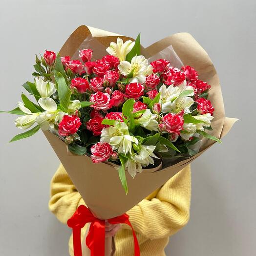 Ramo de rosa de arbusto rojo y delicada alstroemeria