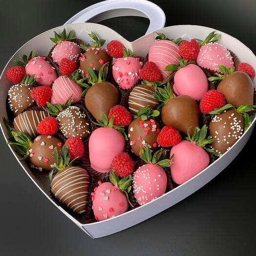 Corazón de fresa cubierto de chocolate con bayas
