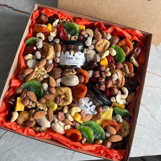 Большой набор сухофруктов и орехов