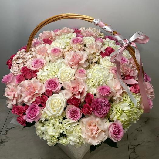 Cesta de rosas y hortensias