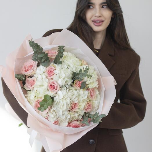 Роскошные гортензии с розами- сборный букет