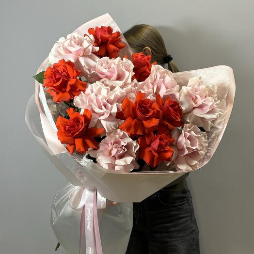 Воздушный монобукет из красных/розовых французских роз