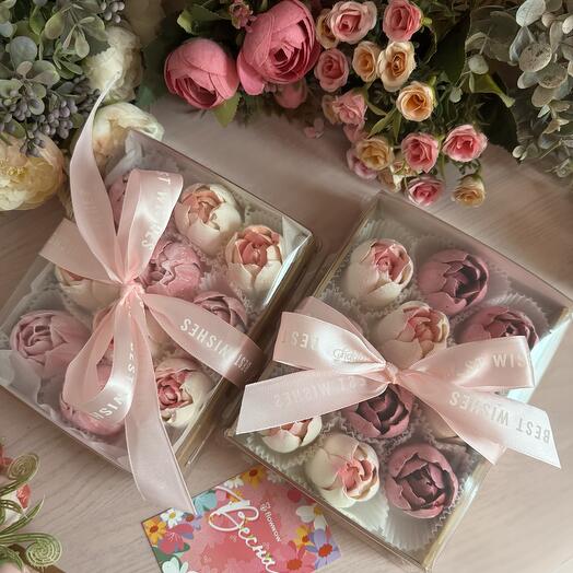 Сет из 2х коробок с клубничными, вишневыми и абрикосовыми тюльпанами