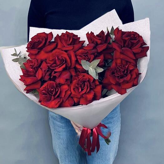 Букет с бордовыми французскими розами 11 шт с ароматным эвкалиптом