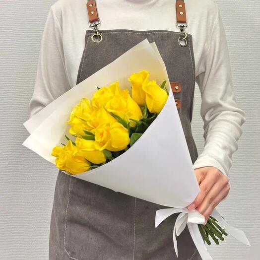 Букет из 11 желтых кенийских роз в белой матовой упаковке