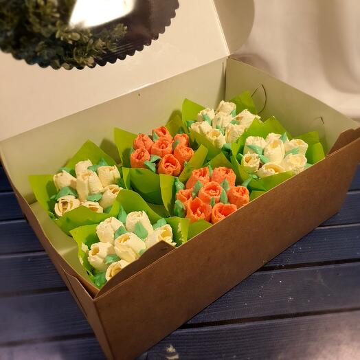 Капкейки 6 штук с ягодной начинкой с кремовыми цветами тюльпанами на день рождения, маме, бабушке