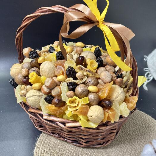 Яркая желто ореховая корзина с сухофруктами