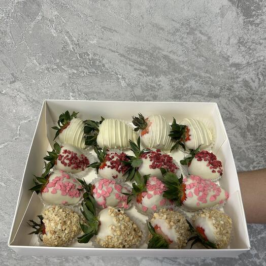 Клубника в шоколаде 16 шт в белом
