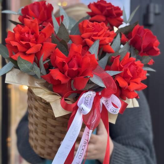 Корзина с французскими розами и эвкалиптои