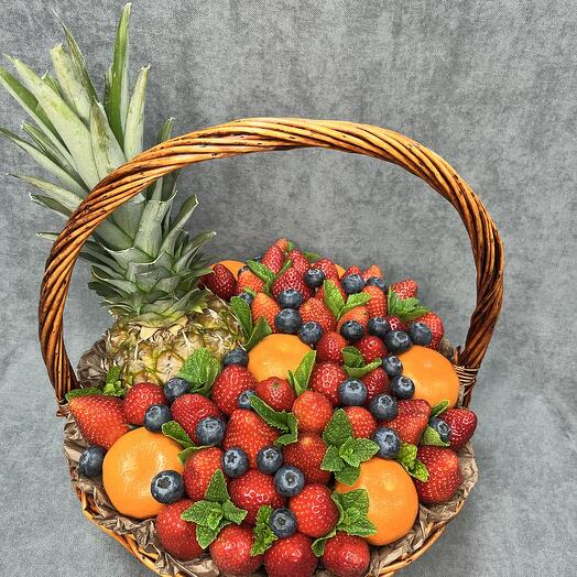 Корзина с клубникой, мандаринами, голубикой