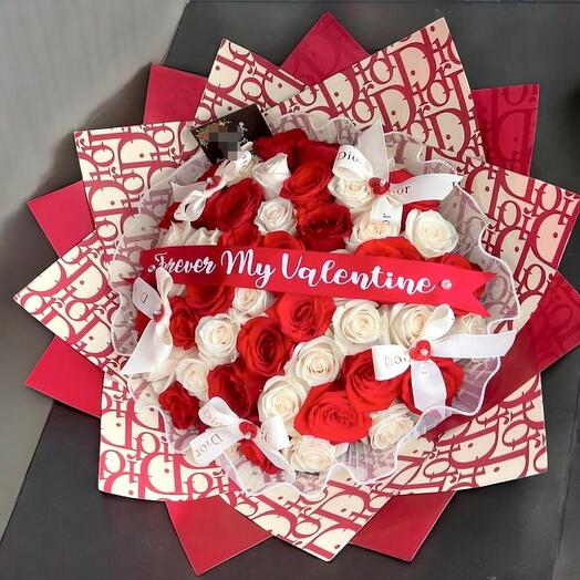 Ramo de 50 Rosas Personalizadas con Cinta Happy Valentine