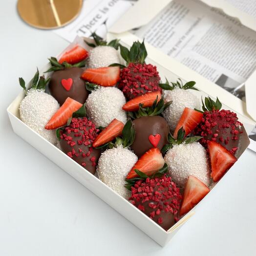 Клубника в шоколаде 12-15 ягод со свежей клубникой «Признание в любви»