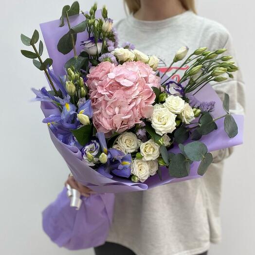 Букет из Гортензии, Ирисов и Кустовой розы