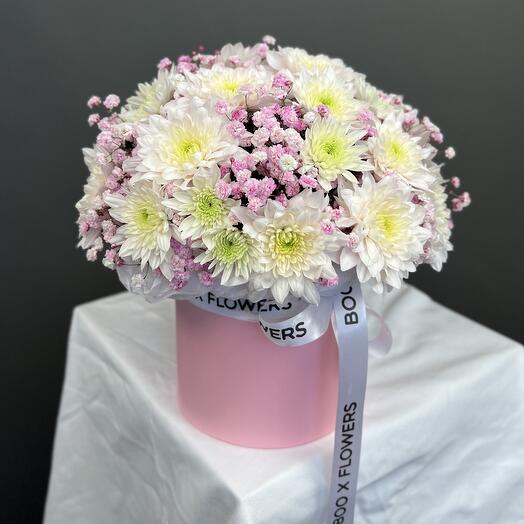 Цветы в коробке - хризантемы и гипсофилы  розовые