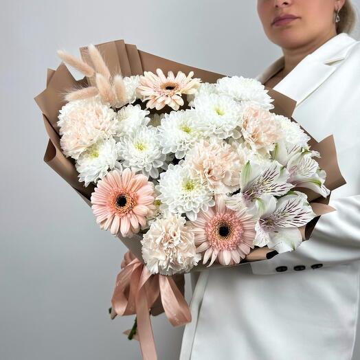 Авторский букет «Флэт Уайт» с герберами и хризантемой 🤍 Камелия Flowers Shop