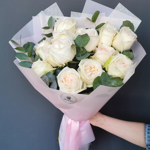15 пионовидных роз "Уайт о хара"