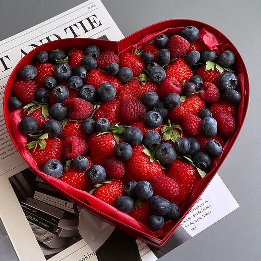 Клубника с малиной и голубикой