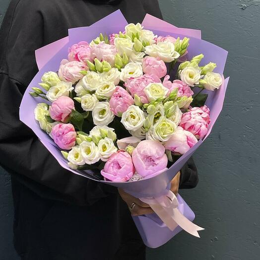 Пион Сара Бернар с эустомой