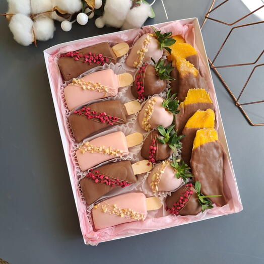 Бананы, клубника и манго в шоколаде