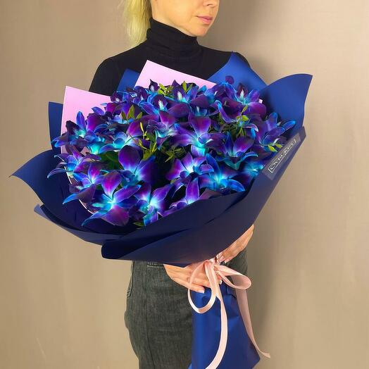 Букет с яркой синей орхидеей дендробиум в синей упаковке