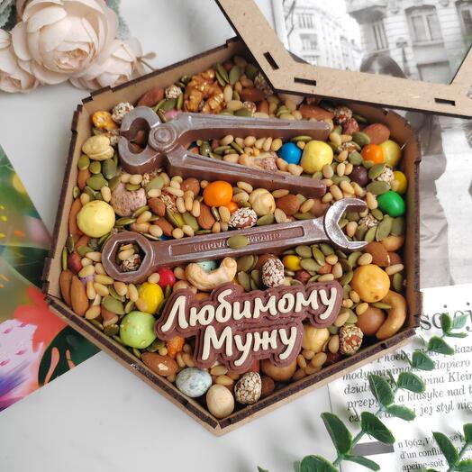 Подарочный набор орехов и шоколада мужчине