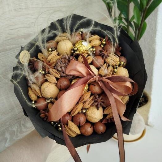 Стильный ореховый букет с конфетами Ferrero Rocher, кедровой шишкой, бантом и ковылём (S)