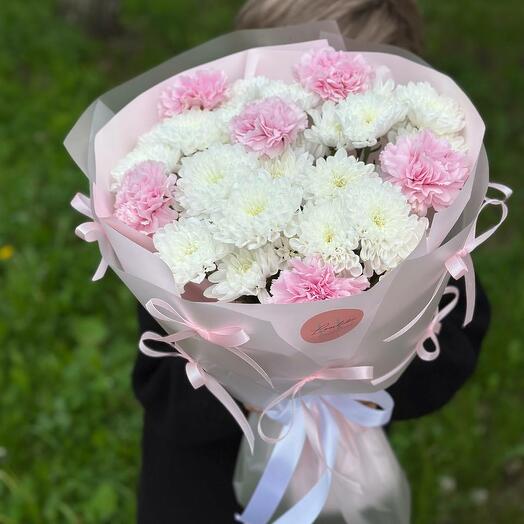 Букет из кустовых хризантем и диантусов