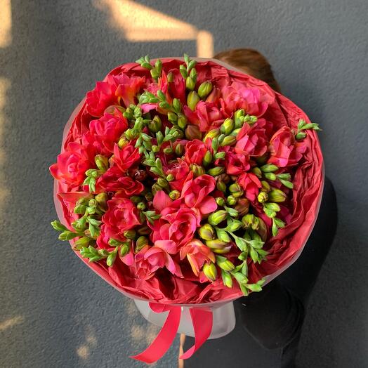 Яркий ароматный букет из фрезии «Румяный закат»