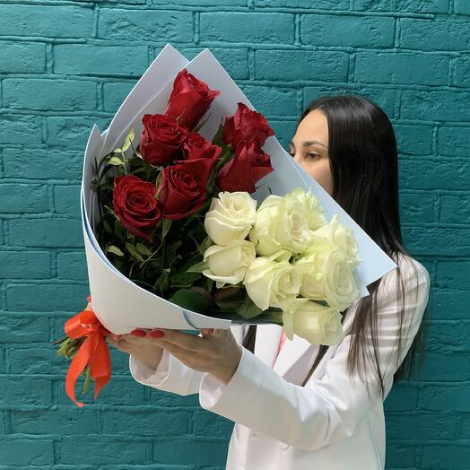 Букет из красных и белых роз