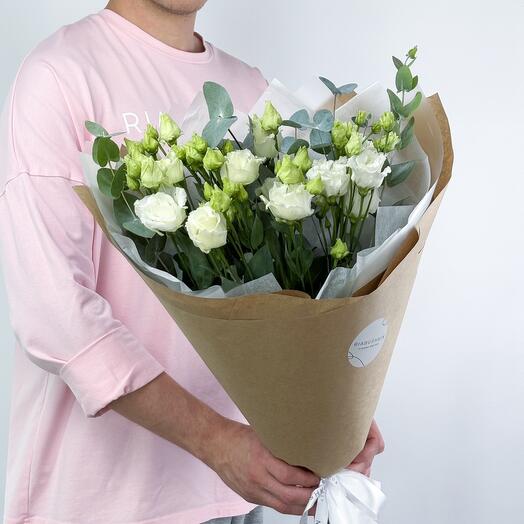 Нежный белый букет из лизиантуса с эвкалиптом в крафте (размер S)