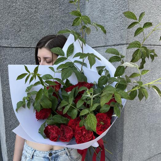 Моно букет «Клубничный мохито» в коробке: пионовидная роза Ред Ай (Ред Монстер) 19 шт, малина