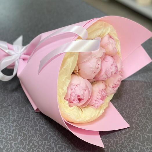 Семь ароматных розовых пионов