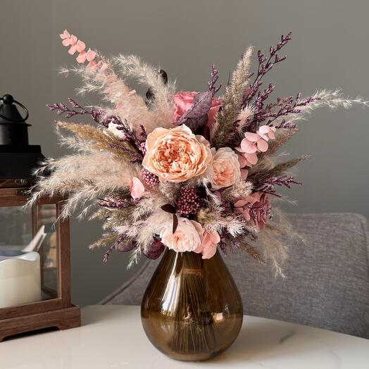 Стильный, душистый растрёпыш- букет с стабилизированными пионами и пионовидными розами в стеклянной вазе