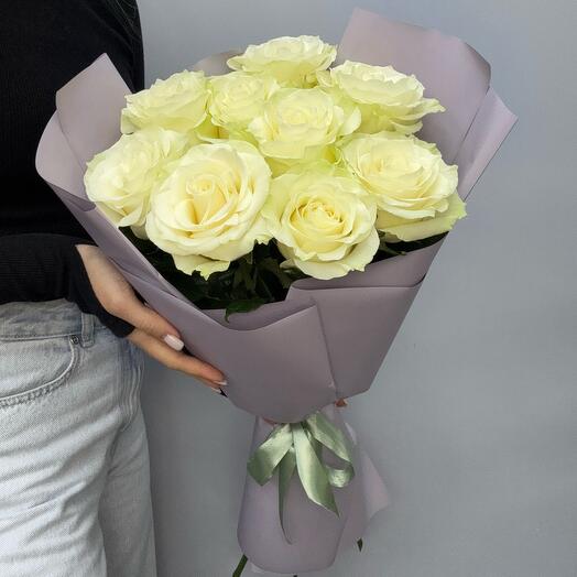 Букет из 9 белых роз в оформлении