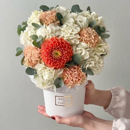 Цветы в коробке «Карамельный капучино» с георгином | Букет 385 Bottega dei Fiori