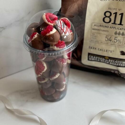 Свежая малина в двойном шоколаде стаканчик L 500мл
