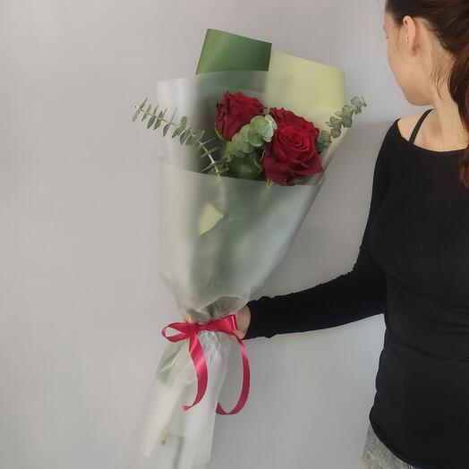 Букет из 3 бордовых роз с эвкалиптом в упаковке
