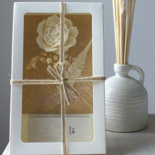 Свеча в подарочной упаковке белая