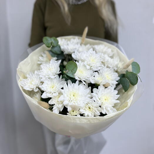 Букет из кустовых хризантем, сухоцветов и веточек эвкалипта