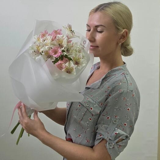 Букет из бело-розовых альстромерий