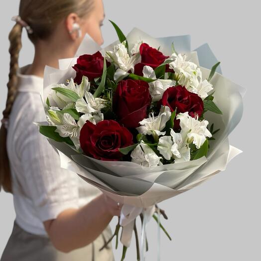 Букет из красных роз и альстромерии 🌹