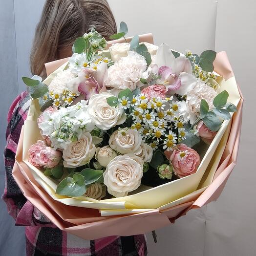 Букет маттиола, орхидеи, розы кустовой пионовидной, эвкалипт, камилла