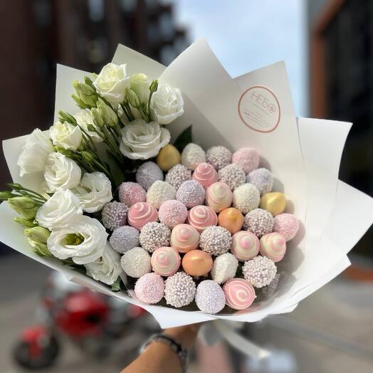 Bouquet with chocolate-covered strawberries 400 Shine with eustoma