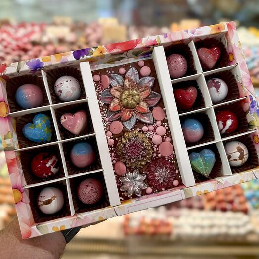 Корпусные конфеты 16 шт и шоколадная плитка 130 грамм