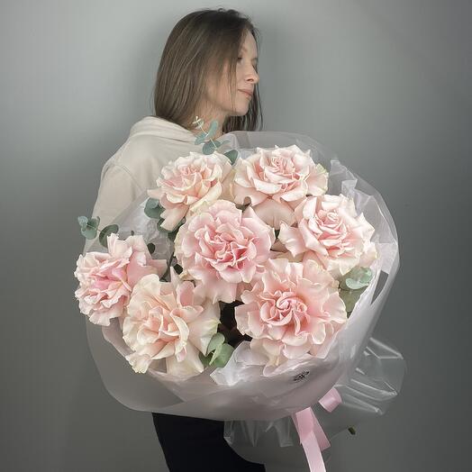 Букет из 7 розовых французских роз с эвкалиптом в стильной упаковке