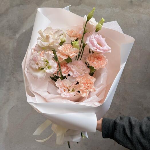 Нежный букет для настроения с эустомой и диантусами