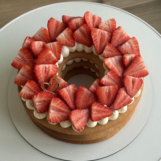 Торт медовик круглый с клубникой