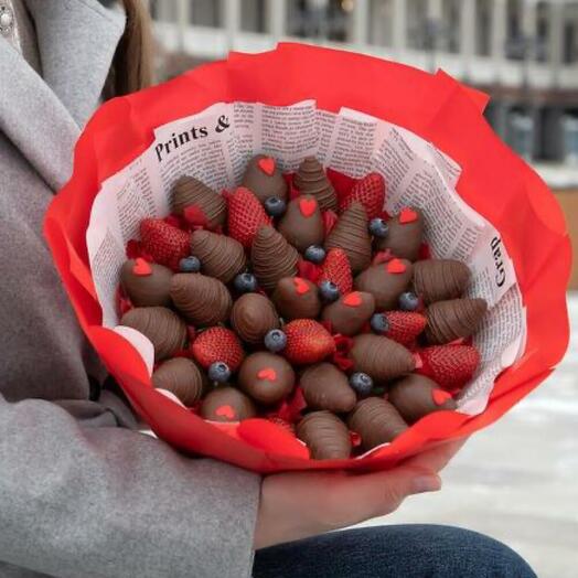 Букет из клубники в шоколаде «Свидание в Париже»