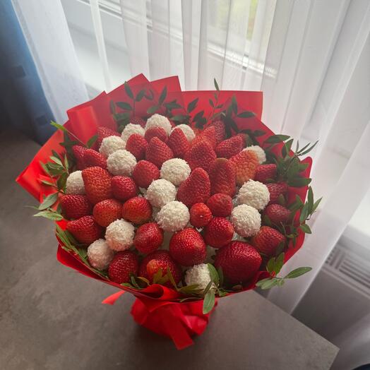 Букет из свежей клубники и Raffaello