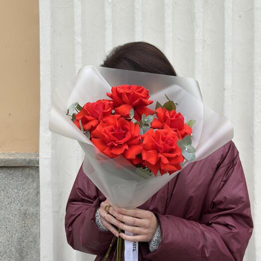 5 ярких французских роз с эвкалиптом в матовой упаковке